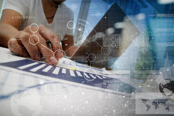 אדם גולש באינטרנט על גבי מחשב נייד